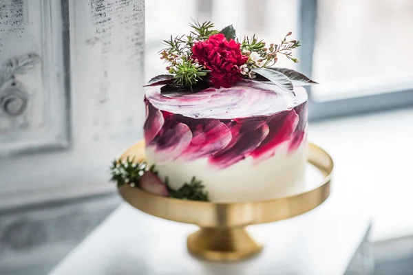 Pastel de boda en el plato — Foto de Stock