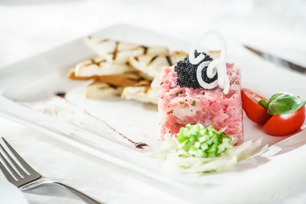 Tuna tartar on plate — Stock Photo, Image