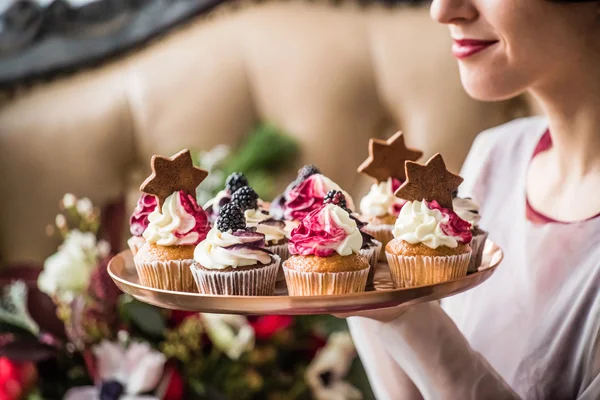 Woman holding cupcakes — Stock Photo, Image