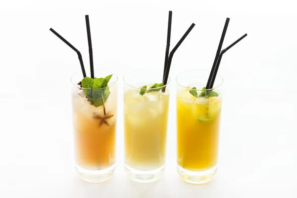 Letní koktejly na bílém pozadí — Stock fotografie