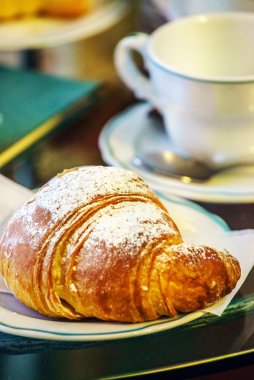 kruvasan ile kahve Kupası