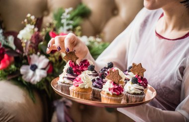 Kadın holding cupcakes