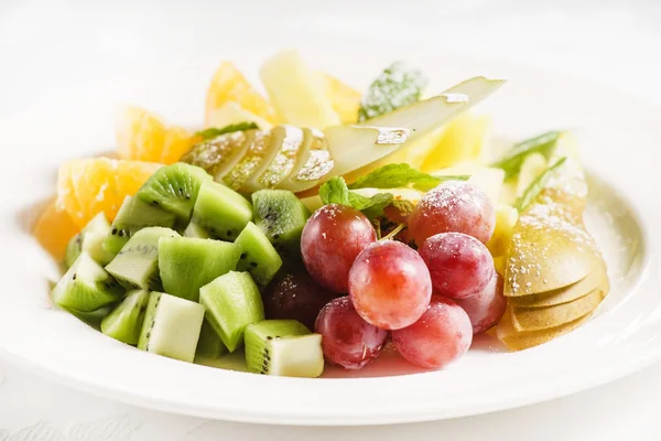 Świeże owoce na talerzu — Zdjęcie stockowe