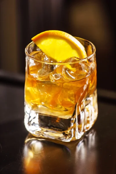 Cocktail mit Orange — Stockfoto