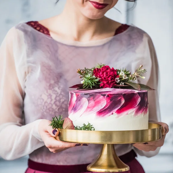 Woman holding cake — Stock Photo, Image