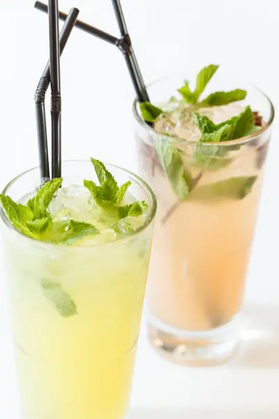 Cocktails d'été dans des verres — Photo