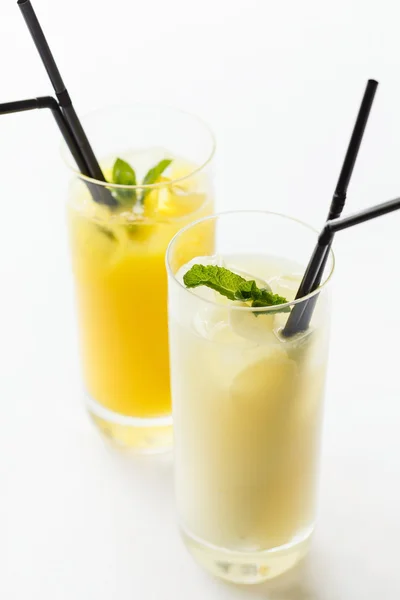 Cocktails d'été dans des verres — Photo