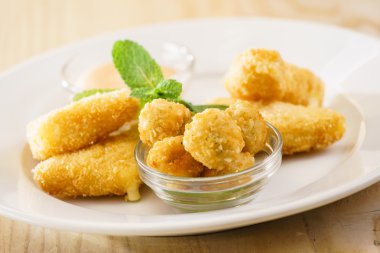 Kızarmış peynir sos ile