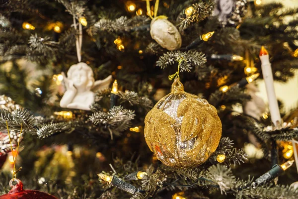 Weihnachtsgeschmückter Baum — Stockfoto