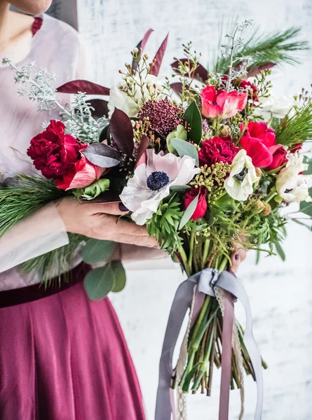 Bonita mujer con flores —  Fotos de Stock