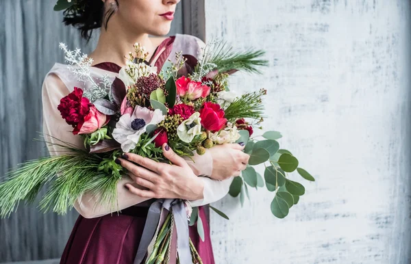 Bonita mujer con flores —  Fotos de Stock