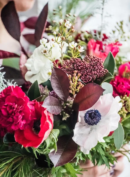 Belle femme avec des fleurs — Photo