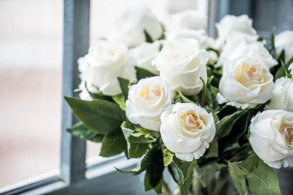 Boeket van witte rozen in vaas — Stockfoto