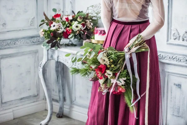 Vrouw met bruiloft bloemen — Stockfoto