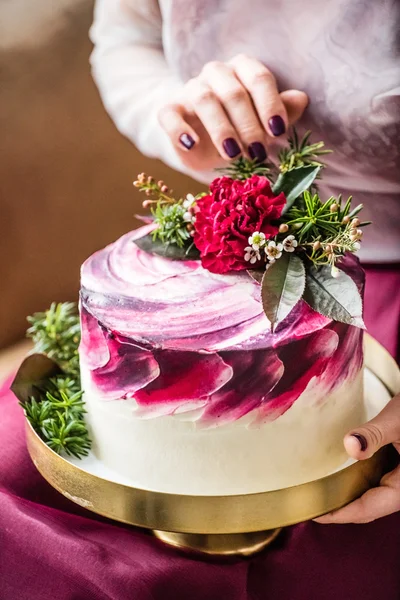 Frau hält Kuchen — Stockfoto