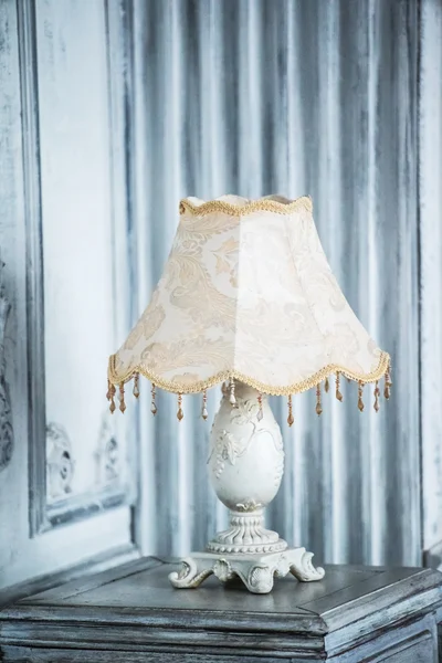 Vintage lamp op tafel — Stockfoto