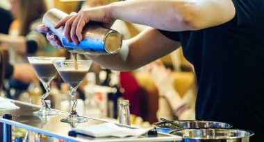 Barmen kokteyl yapmak