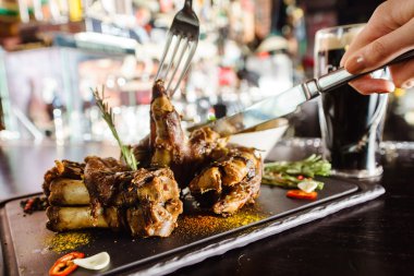 Bardaki kavrulmuş domuz eti