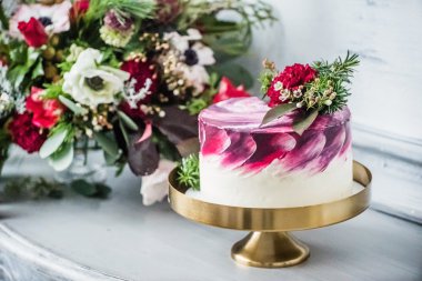 Çiçekli düğün pastası