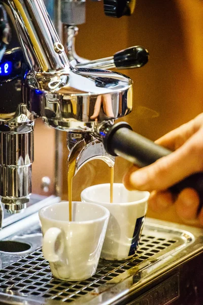 Barista kahve yapma — Stok fotoğraf