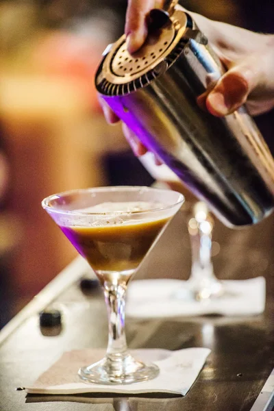 Bartender making coffee — Stock Photo, Image