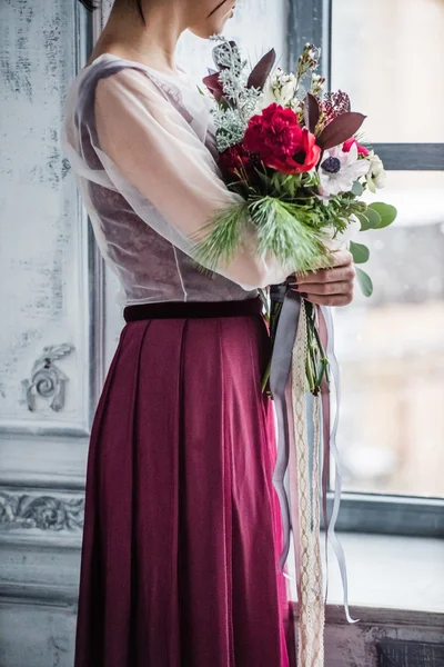 Bella donna con fiori — Foto Stock