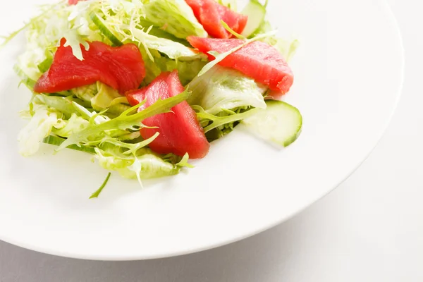 Salat mit Thunfisch auf Teller — Stockfoto