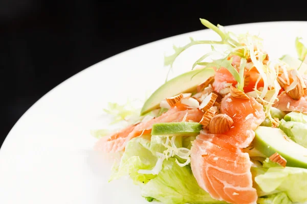 Insalata con salmone su nero — Foto Stock