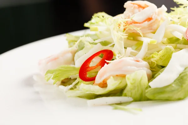 Salada saborosa com camarões — Fotografia de Stock