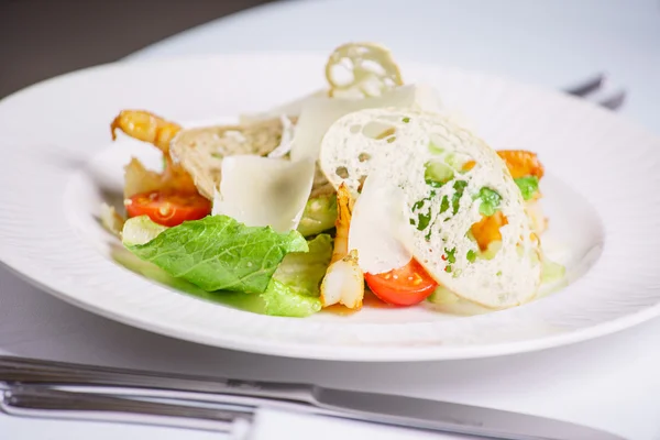 Ensalada sabrosa con gambas — Foto de Stock