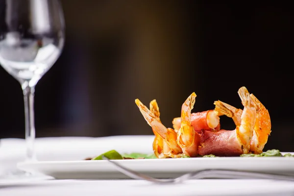 Shrimps with asparagus on plate — Stock Photo, Image