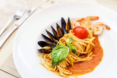 Lezzetli deniz ürünleri makarna midye ile