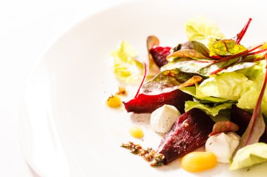 Vejetaryen salata tabağı üzerinde