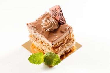 Nane yaprakları ile karamelli pasta