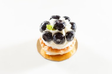 beyaz üzerine üzümlü tart