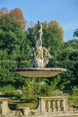 Boboli Bahçeleri heykel ile