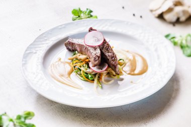 plaka üzerinde sebzeli biftek