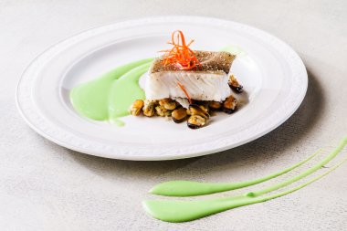 Midye ile kavrulmuş balık biftek