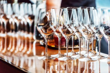 boş şarap bardakları