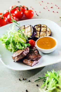 plaka üzerinde sebzeli biftek