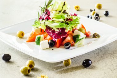 plaka üzerinde Yunan salatası