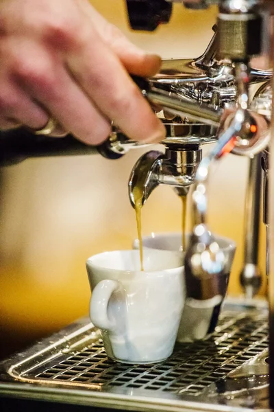 Barista fare il caffè — Foto Stock