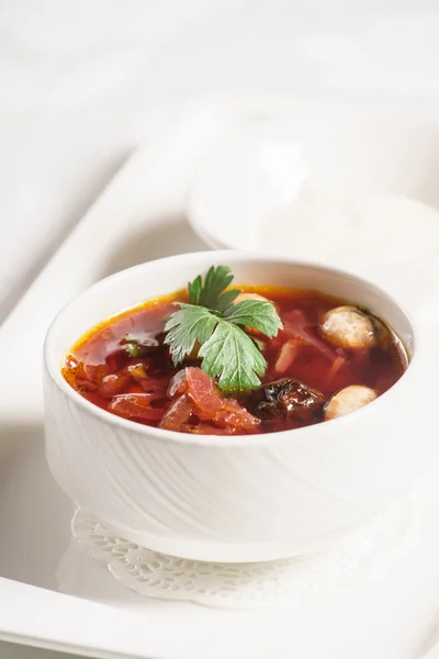 Sopa de beterraba em prato — Fotografia de Stock