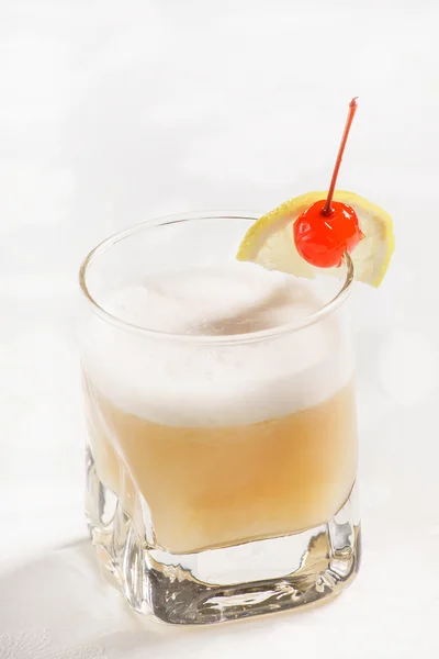 Smakelijke cocktail in glas — Stockfoto