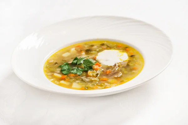 Ячмінний суп у тарілці — стокове фото