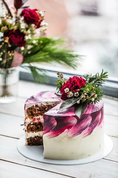 Wedding cake and flowers — Stock Photo, Image