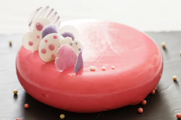 Roze koek met hart — Stockfoto