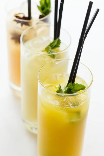 Summer cocktails on white — Stock Photo, Image