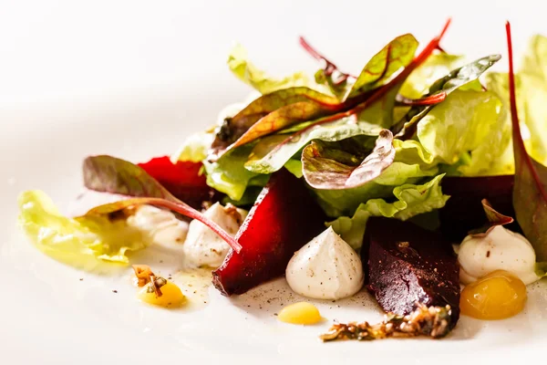 Вегетаріанський салат на тарілці — стокове фото