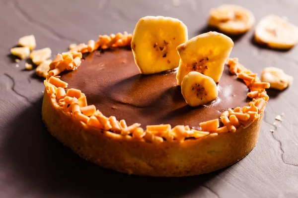 Süße Schokoladentorte mit Banane — Stockfoto